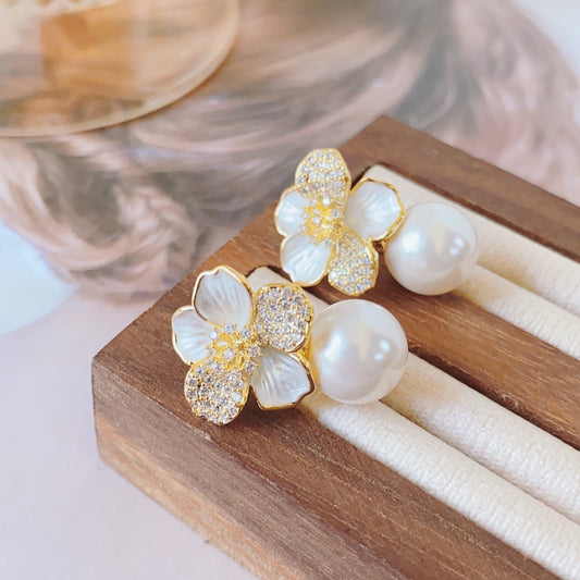 Pendientes de perlas con forma de flor: joyas delicadas y elegantes para mujeres