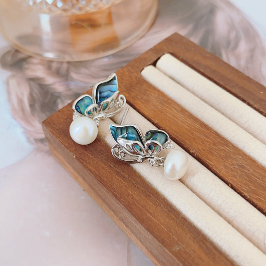 Pendientes de mariposa de concha de abulón con perlas de agua dulce | Coloridos y elegantes